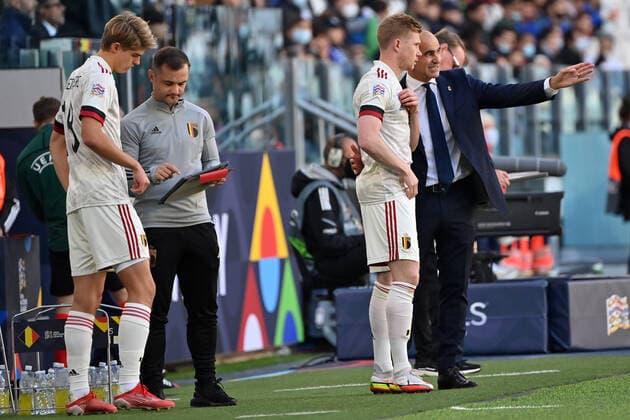 Belgium s Charles De Ketelaere, Belgium s Kevin De Bruyne and Belgium s head coach Roberto Martinez pictured during a soccer game between Belgian national team, Nationalteam Red Devils and Italy, the Nations League third-place play-off, in Torino, Italy, on Sunday 10 October 2021. DIRKxWAEM  x3111103x