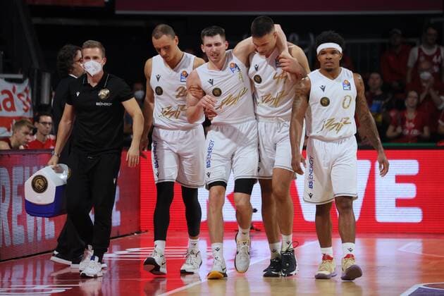 Braunschweigs 1 KRAEMER KRÄMER is led off the court injured Basketball, FC Bayern Muenchen Loewen Braunschweig, BBL Hauptrunde, 2021 2022 season, on 10 10 2021 in Munich, A U D I D O M E, Germany Source Copyright Credit Oryk HAIST x1DX31148.JPGx
