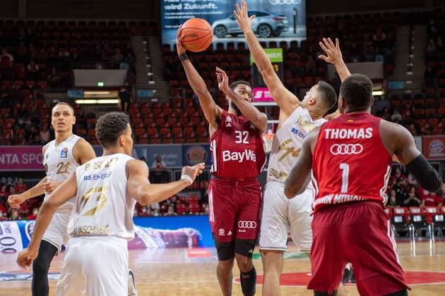Darrun Hilliard 32 FC Bayern , Benedikt Turudic 44 Loewen Braunschweig , Thomas Deshaun 1 FC Bayern , FC Bayern Basketball vs Loewen Braunschweig, easyCredit BBL, 10 10 2021 Muenchen Bayern Germany Copyright: xkolbert-press UlrichxGamelx
