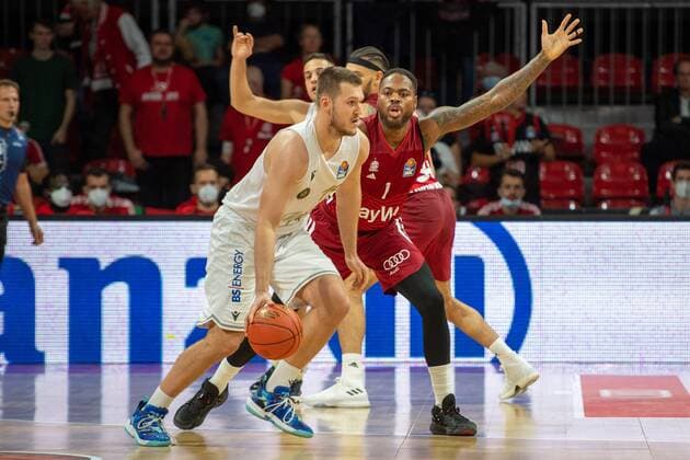 Martin Peterka 15 Loewen Braunschweig , Thomas Deshaun 1 FC Bayern , FC Bayern Basketball vs Loewen Braunschweig, easyCredit BBL, 10 10 2021 Muenchen Bayern Germany Copyright: xkolbert-press UlrichxGamelx