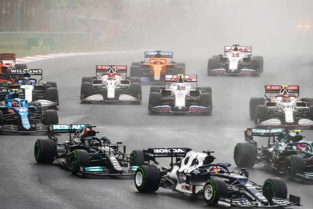 47 SCHUMACHER Mick (ger), Haas F1 Team VF-21 Ferrari, action 07 RAIKKONEN Kimi (fin), Alfa Romeo Racing ORLEN C41, action start of the race, depart, during the Formula 1 Rolex Turkish Grand Prix 2021, 16th round of the 2021 FIA Formula One World Championship, WM, Weltmeisterschaft from October 8 to 10, 2021 on the Istanbul Park, in Tuzla, Turkey - F1 - TURKISH GRAND PRIX 2021 - RACE DPPI Panoramic  00121034__B2_9955