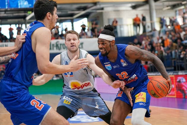 GER, Basketball, Bundesliga, Maenner, 2021 2022, 3 Spieltag, Syntainics MBC HARKO Merlins Crailsheim, 10 10 2021, v l Goran Huskic MBC, 23 , Fabian Bleck Crailsheim, 9 , Chris Coffey MBC, 22 GER, Basketball, Bundesliga, Maenner, 2021 2022, 3 Spieltag, Syntainics MBC HARKO Merlins Crailsheim, 10 10 2021, Copyright: xSchulz Eibner-Pressefotox ep_eer