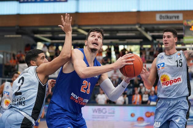 GER, Basketball, Bundesliga, Maenner, 2021 2022, 3 Spieltag, Syntainics MBC HARKO Merlins Crailsheim, 10 10 2021, v l Jared Savage Crailsheim, 2 , Goran Huskic MBC, 23 , Bogdan Radosavljevic Crailsheim, 15 GER, Basketball, Bundesliga, Maenner, 2021 2022, 3 Spieltag, Syntainics MBC HARKO Merlins Crailsheim, 10 10 2021, Copyright: xSchulz Eibner-Pressefotox ep_eer