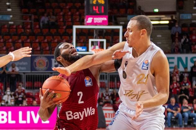 Corey Walden 2 FC Bayern , Robin Amaize 21 Loewen Braunschweig , FC Bayern Basketball vs Loewen Braunschweig, easyCredit BBL, 10 10 2021 Muenchen Bayern Germany Copyright: xkolbert-press UlrichxGamelx
