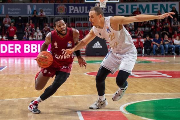 Corey Walden 2 FC Bayern , Robin Amaize 21 Loewen Braunschweig , FC Bayern Basketball vs Loewen Braunschweig, easyCredit BBL, 10 10 2021 Muenchen Bayern Germany Copyright: xkolbert-press UlrichxGamelx