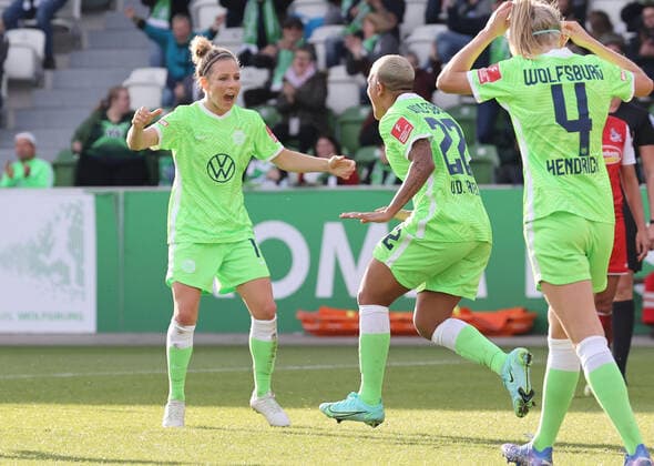 VfL Women vs Cologne Football, Women, Season 21 22, Flyeralarm Bundesliga, Matchday 5, VfL Wolfsburg vs 1 FC Cologne, Picture shows cheering for the goal to 1 0 for VfL by Shanice van de Sanden VfL, 22 with Svenja Huth VfL, 10 Wolfsburg