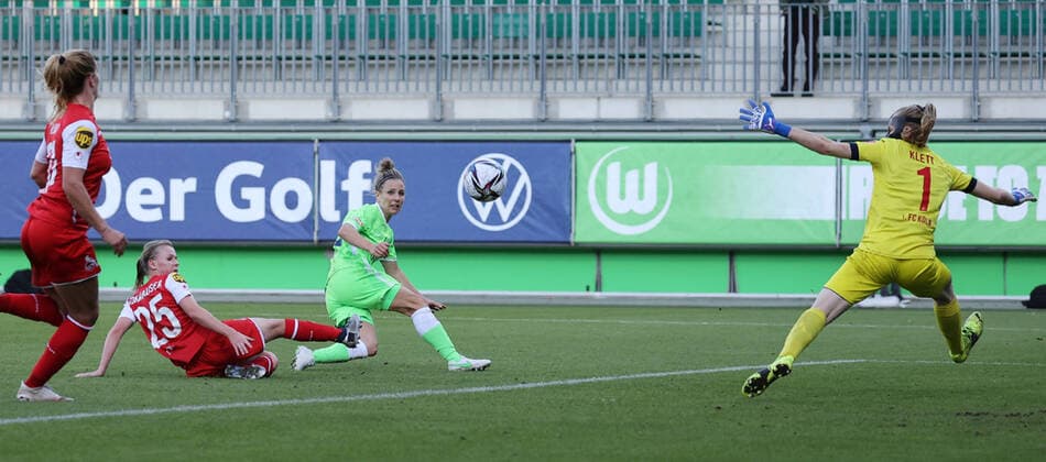 VfL Women vs Cologne Football, Women, Season 21 22, Flyeralarm Bundesliga, Matchday 5, VfL Wolfsburg vs 1 FC Cologne, Picture shows Svenja Huth VfL, 10 scores the 3 0 goal for VfL Wolfsburg in this scene