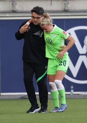 VfL Women vs Cologne Football, Women, Season 21 22, Flyeralarm Bundesliga, Matchday 5, VfL Wolfsburg vs 1 FC Cologne, Picture shows Pia Sophie Wolter VfL, 20 has to be substituted injured from the pitch Wolfsburg