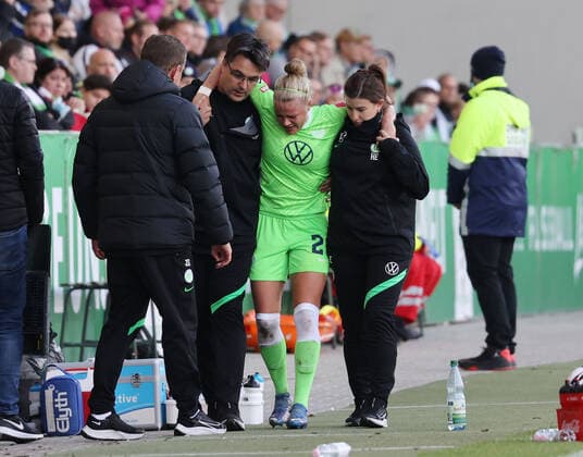 VfL Women vs Cologne Football, Women, Season 21 22, Flyeralarm Bundesliga, Matchday 5, VfL Wolfsburg vs 1 FC Cologne, Picture shows Pia Sophie Wolter VfL, 20 has to be substituted injured from the pitch Wolfsburg
