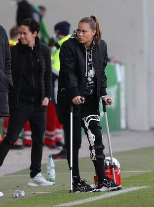 VfL Women vs Cologne Football, Women, Season 21 22, Flyeralarm Bundesliga, Matchday 5, VfL Wolfsburg vs 1 FC Cologne, Picture shows Ewa Pajor with crutches on the pitch after the Wolfsburg match