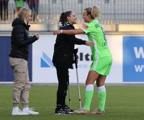 VfL Women vs Cologne Football, Women, Season 21 22, Flyeralarm Bundesliga, Matchday 5, VfL Wolfsburg vs 1 FC Cologne, Picture shows Ewa Pajor with crutches on the pitch after the match together with Lena Lattwein VfL, 8 Wolfsburg