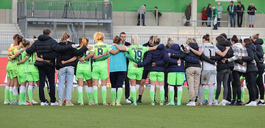 VfL Women vs Cologne Football, Women, Season 21 22, Flyeralarm Bundesliga, Matchday 5, VfL Wolfsburg vs 1 FC Cologne, Picture shows VfL coach Tommy Stroot speaking after the match in the Wolfsburg team circle.