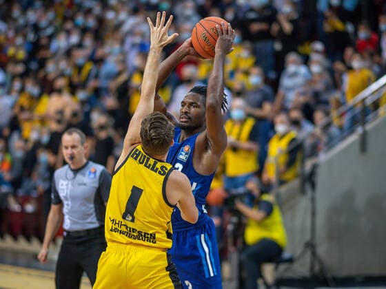 Jordan Hulls MHP Riesen Ludwigsburg, 01 , Jaleen Smith Alba Berlin, 03 , MHP Riesen vs Alba Berlin, Basketball, Bundesliga, easyCredit BBL, 3 Spieltag, Spielzeit 2021 2022, 10 10 2021, MHP Riesen vs Alba Berlin, Basketball, Bundesliga, easyCredit BBL, 3 Spieltag, Spielzeit 2021 2022, 10 10 2021 Ludwigsburg Copyright: xEibner-Pressefoto SaschaxWaltherx EP_swa