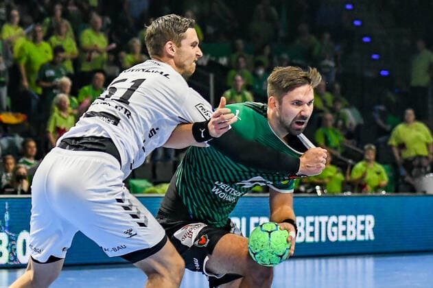 Bilder des Jahres 2021, Sport 10 Oktober Sport Themen der Woche KW40 Sport Bilder des Tages 10.10.2021, xlakx, Handball LIQUI MOLY 1.Bundesliga, Fuechse Berlin - THW Kiel emspor, v.l. Hendrik Pekeler (THW Kiel No.61),Fabian Wiede (Fuechse Berlin No.3) Berlin *** 10 10 2021, xlakx, Handball LIQUI MOLY 1 Bundesliga, Fuechse Berlin THW Kiel emspor, v l Hendrik Pekeler THW Kiel No 61 ,Fabian Wiede Fuechse Berlin No 3 Berlin