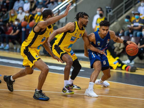 Justin Simon MHP Riesen Ludwigsburg, 05 , Maodo Lo Alba Berlin, 00 , MHP Riesen vs Alba Berlin, Basketball, Bundesliga, easyCredit BBL, 3 Spieltag, Spielzeit 2021 2022, 10 10 2021, MHP Riesen vs Alba Berlin, Basketball, Bundesliga, easyCredit BBL, 3 Spieltag, Spielzeit 2021 2022, 10 10 2021 Ludwigsburg Copyright: xEibner-Pressefoto SaschaxWaltherx EP_swa