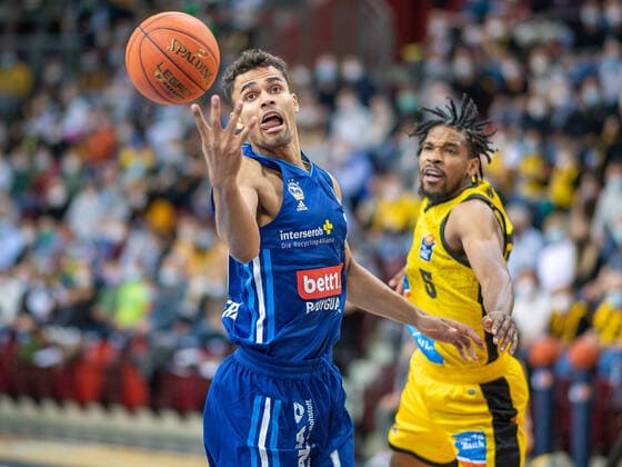 Oscar DA Silva Alba Berlin, 01 , Justin Simon MHP Riesen Ludwigsburg, 05 , MHP Riesen vs Alba Berlin, Basketball, Bundesliga, easyCredit BBL, 3 Spieltag, Spielzeit 2021 2022, 10 10 2021, MHP Riesen vs Alba Berlin, Basketball, Bundesliga, easyCredit BBL, 3 Spieltag, Spielzeit 2021 2022, 10 10 2021 Ludwigsburg Copyright: xEibner-Pressefoto SaschaxWaltherx EP_swa