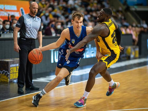 Malte Delow Alba Berlin, 06 , Rawle Alkins MHP Riesen Ludwigsburg, 20 , MHP Riesen vs Alba Berlin, Basketball, Bundesliga, easyCredit BBL, 3 Spieltag, Spielzeit 2021 2022, 10 10 2021, MHP Riesen vs Alba Berlin, Basketball, Bundesliga, easyCredit BBL, 3 Spieltag, Spielzeit 2021 2022, 10 10 2021 Ludwigsburg Copyright: xEibner-Pressefoto SaschaxWaltherx EP_swa