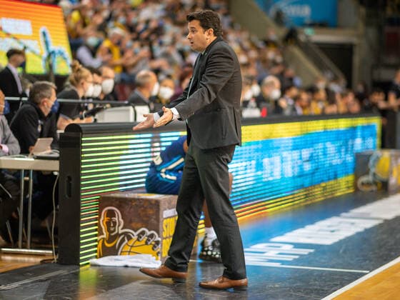 Aito Garcia Reneses Alba Berlin, head coach aergert, MHP Riesen vs Alba Berlin, Basketball, Bundesliga, easyCredit BBL, 3 Spieltag, Spielzeit 2021 2022, 10 10 2021, MHP Riesen vs Alba Berlin, Basketball, Bundesliga, easyCredit BBL, 3 Spieltag, Spielzeit 2021 2022, 10 10 2021 Ludwigsburg Copyright: xEibner-Pressefoto SaschaxWaltherx EP_swa