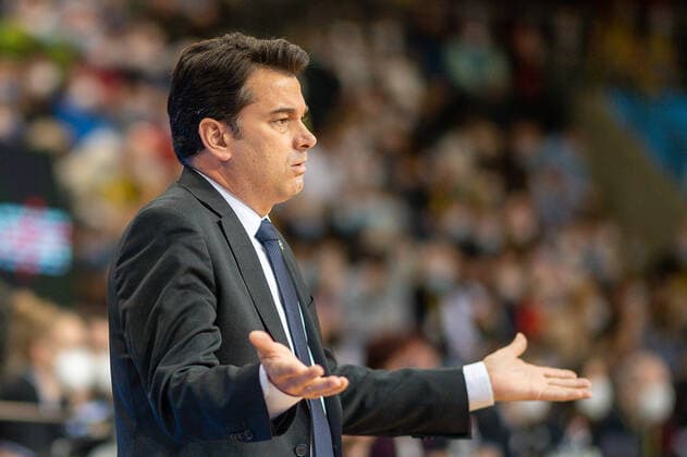 Aito Garcia Reneses Alba Berlin, head coach is angry, is at a loss, MHP Riesen vs Alba Berlin, Basketball, Bundesliga, easyCredit BBL, 3 Spieltag, Spielzeit 2021 2022, 10 10 2021, MHP Riesen vs Alba Berlin, Basketball, Bundesliga, easyCredit BBL, 3 Spieltag, Spielzeit 2021 2022, 10 10 2021 Ludwigsburg Copyright: xEibner-Pressefoto SaschaxWaltherx EP_swa