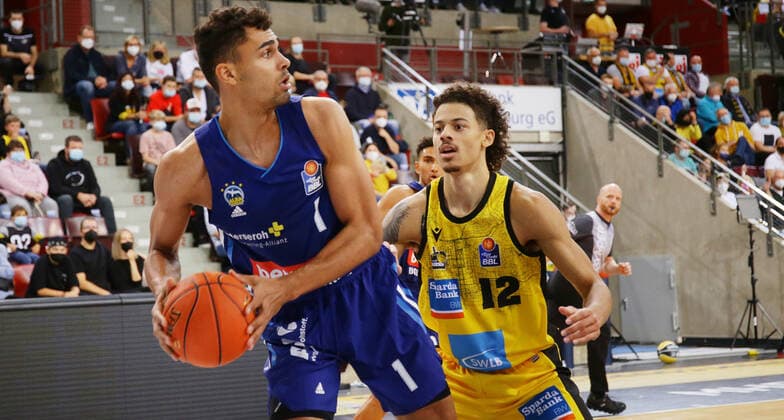 Ludwigsburg , Basketball easycredit BBL Bundesliga MHP Riesen Ludwigsburg vs Alba Berlin , from left Oscar da Silva Alba Jonah Radebaugh Riesen