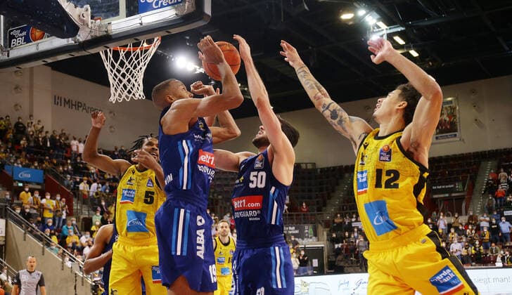 Ludwigsburg , Basketball easycredit BBL Bundesliga MHP Riesen Ludwigsburg vs Alba Berlin , from left Justin Simon Riesen Louis Olinde Alba Yovel Zoosman Alba Jonah Radebaugh Riesen