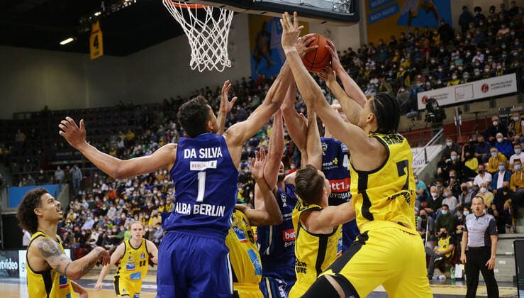 Ludwigsburg , Basketball easycredit BBL Bundesliga MHP Riesen Ludwigsburg vs Alba Berlin , from left Oscar da Silva Alba Jonathan Bähre Riesen