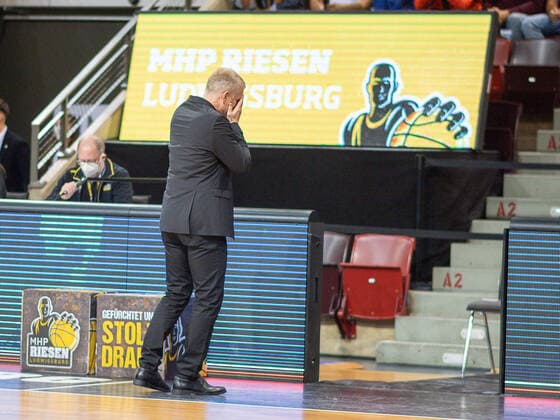 John Patrick MHP Riesen Ludwigsburg, Head Coach , cant look at it, gesture, hands in front of eyes, MHP Riesen vs Alba Berlin, Basketball, Bundesliga, easyCredit BBL, 3 Spieltag, Spielzeit 2021 2022, 10 10 2021, MHP Riesen vs Alba Berlin, Basketball, Bundesliga, easyCredit BBL, 3 Spieltag, Spielzeit 2021 2022, 10 10 2021 Ludwigsburg Copyright: xEibner-Pressefoto SaschaxWaltherx EP_swa