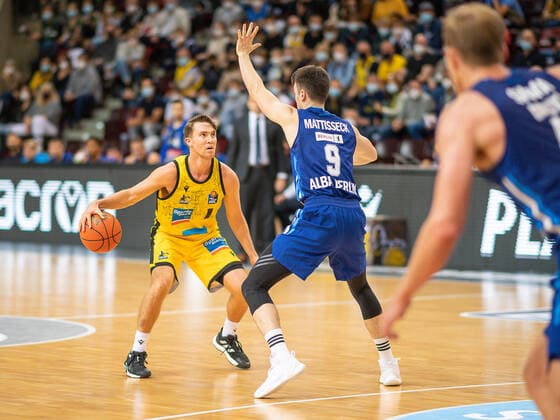 Jordan Hulls MHP Riesen Ludwigsburg, 01 , Mattiseck J Alba Berlin, 09 , MHP Riesen vs Alba Berlin, Basketball, Bundesliga, easyCredit BBL, 3 Spieltag, Spielzeit 2021 2022, 10 10 2021, MHP Riesen vs Alba Berlin, Basketball, Bundesliga, easyCredit BBL, 3 Spieltag, Spielzeit 2021 2022, 10 10 2021 Ludwigsburg Copyright: xEibner-Pressefoto SaschaxWaltherx EP_swa
