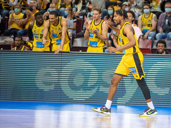 Justin Simon MHP Riesen Ludwigsburg, 05 , happy, cheers, MHP Riesen vs Alba Berlin, basketball, Bundesliga, easyCredit BBL, 3 Spieltag, Spielzeit 2021 2022, 10 10 2021, MHP Riesen vs Alba Berlin, basketball, Bundesliga, easyCredit BBL, 3 Spieltag, Spielzeit 2021 2022, 10 10 2021 Ludwigsburg Copyright: xEibner-Pressefoto SaschaxWaltherx EP_swa
