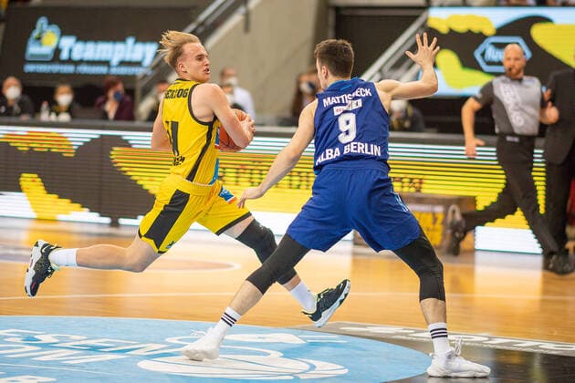 Lukas Herzog MHP Riesen Ludwigsburg, 11 , Mattiseck J Alba Berlin, 09 , MHP Riesen vs Alba Berlin, Basketball, Bundesliga, easyCredit BBL, 3 Spieltag, Spielzeit 2021 2022, 10 10 2021, MHP Riesen vs Alba Berlin, Basketball, Bundesliga, easyCredit BBL, 3 Spieltag, Spielzeit 2021 2022, 10 10 2021 Ludwigsburg Copyright: xEibner-Pressefoto SaschaxWaltherx EP_swa
