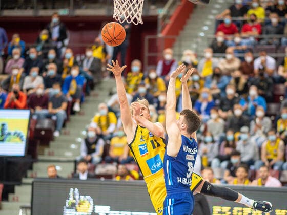 Lukas Herzog MHP Riesen Ludwigsburg, 11 , Mattiseck J Alba Berlin, 09 , MHP Riesen vs Alba Berlin, Basketball, Bundesliga, easyCredit BBL, 3 Spieltag, Spielzeit 2021 2022, 10 10 2021, MHP Riesen vs Alba Berlin, Basketball, Bundesliga, easyCredit BBL, 3 Spieltag, Spielzeit 2021 2022, 10 10 2021 Ludwigsburg Copyright: xEibner-Pressefoto SaschaxWaltherx EP_swa