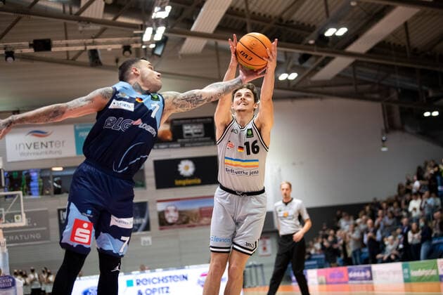BARMER 2 Basketball Bundesliga ProA season 2021 2022 Matchday 4 on 10 10 2021 Medipolis SC Jena vs Eisbären Bremerhaven v re in the fight for the ball Moritz Plescher Jena vs Konstantin Konga Bremerhaven Sparkassen Arena