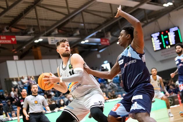 BARMER 2 Basketball Bundesliga ProA Season 2021 2022 Matchday 4 on 10 10 2021 Medipolis SC Jena vs Eisbären Bremerhaven v li on the ball Julius Wolf Jena vs Armani Moore Bremerhaven Sparkassen Arena
