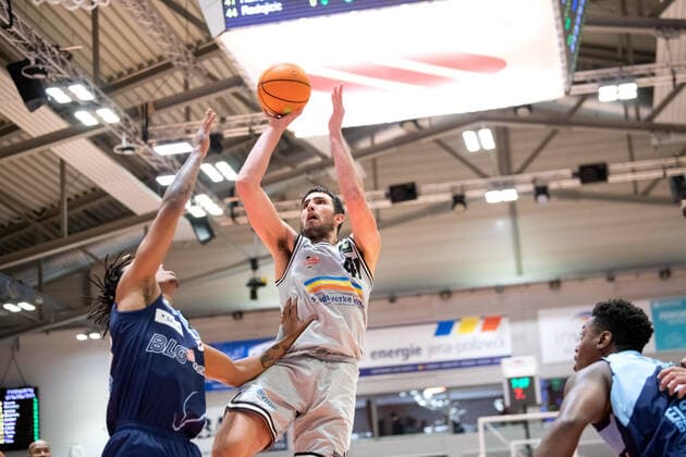BARMER 2 Basketball Bundesliga ProA Season 2021 2022 Matchday 4 on 10 10 2021 Medipolis SC Jena vs Eisbären Bremerhaven center Alex Herrera Jena at the basket against left Kevin Yebo Bremerhaven Sparkassen Arena
