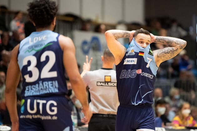 BARMER 2 Basketball Bundesliga ProA Season 2021 2022 Matchday 4 on 10 10 2021 Medipolis SC Jena vs Eisbären Bremerhaven right Konstantin Konga Bremerhaven angers, portrait Sparkassen Arena.