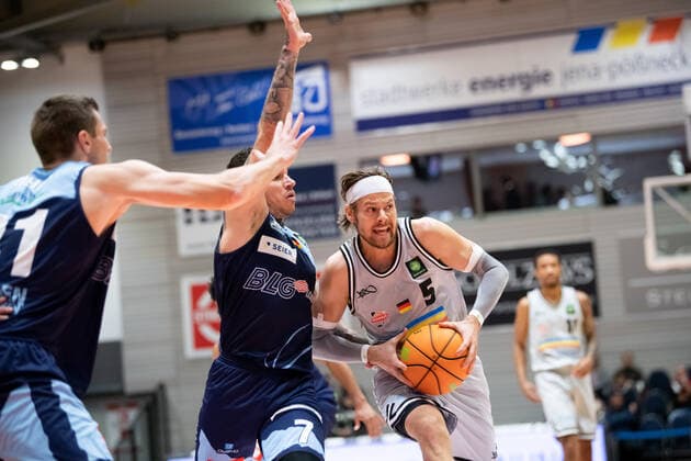 BARMER 2 Basketball Bundesliga ProA season 2021 2022 Matchday 4 on 10 10 2021 Medipolis SC Jena vs Eisbären Bremerhaven v re Nico Brauner Jena on the ball against Konstantin Konga Bremerhaven Sparkassen Arena