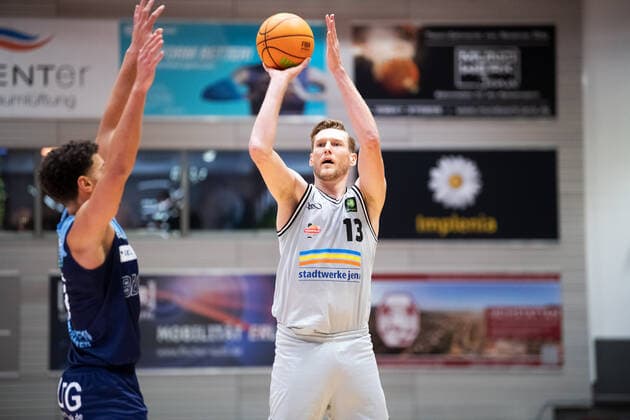 BARMER 2 Basketball Bundesliga ProA Season 2021 2022 Matchday 4 on 10 10 2021 Medipolis SC Jena vs Eisbären Bremerhaven v re Clint Chapman Jena throwing against Jarelle Reischel Bremerhaven Sparkassen Arena.