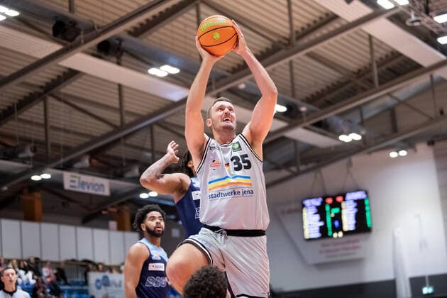 BARMER 2 Basketball Bundesliga ProA Season 2021 2022 Matchday 4 on 10 10 2021 Medipolis SC Jena vs Eisbären Bremerhaven Stephan Haukohl Jena at the throw Sparkassen Arena