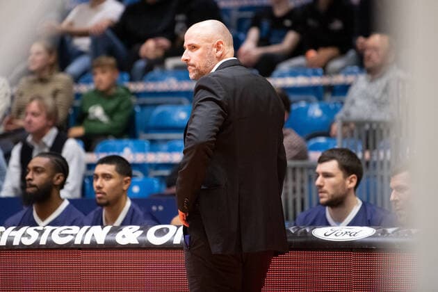 BARMER 2 Basketball Bundesliga ProA Season 2021 2022 Matchday 4 on 10 10 2021 Medipolis SC Jena vs Eisbären Bremerhaven Coach Michael Mai Bremerhaven is watching the game anxiously, Portrait Sparkassen Arena