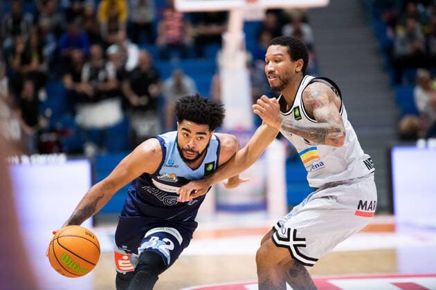 BARMER 2 Basketball Bundesliga ProA season 2021 2022 Matchday 4 on 10 10 2021 Medipolis SC Jena vs Eisbären Bremerhaven v li on the ball Carrington Love Bremerhaven vs Rayshawn Simmons Jena Sparkassen Arena