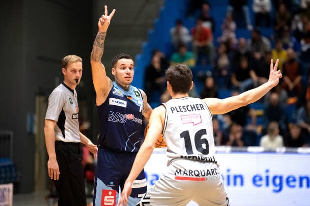 BARMER 2 Basketball Bundesliga ProA Season 2021 2022 Matchday 4 on 10 10 2021 Medipolis SC Jena vs Eisbären Bremerhaven v li on the ball Konstantin Klein Bremerhaven vs Moritz Plescher Jena Sparkassen Arena