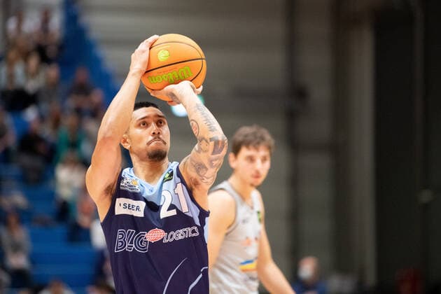 BARMER 2 Basketball Bundesliga ProA Saison 2021 2022 Spieltag 4 am 10 10 2021 Medipolis SC Jena vs Eisbären Bremerhaven Ethan Alvano Bremerhaven at the free throw, Portrait Sparkassen Arena