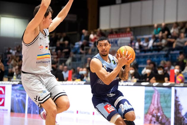 BARMER 2 Basketball Bundesliga ProA Season 2021 2022 Matchday 4 on 10 10 2021 Medipolis SC Jena vs Eisbären Bremerhaven v re on the ball Ethan Alvano Bremerhaven vs Moritz Plescher Jena Sparkassen Arena.