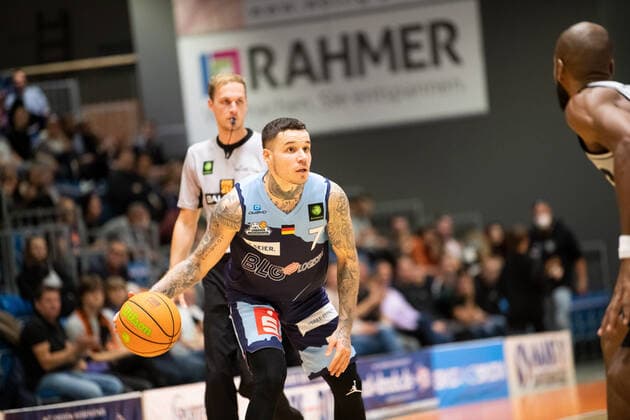 BARMER 2 Basketball Bundesliga ProA season 2021 2022 Matchday 4 on 10 10 2021 Medipolis SC Jena vs Eisbären Bremerhaven v li Konstantin Konga Bremerhaven on the ball against Brandon Thomas Jena Sparkassen Arena