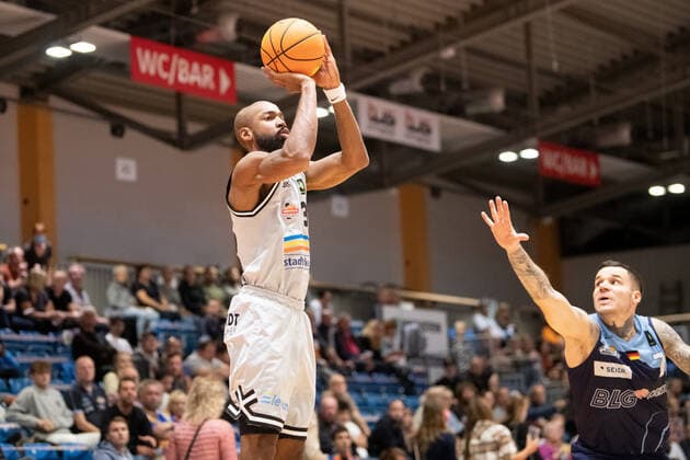 BARMER 2 Basketball Bundesliga ProA season 2021 2022 Matchday 4 on 10 10 2021 Medipolis SC Jena vs Eisbären Bremerhaven v li Brandon Thomas Jena throwing against Konstantin Klein Bremerhaven Sparkassen Arena