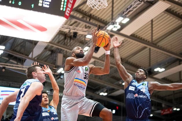 BARMER 2 Basketball Bundesliga ProA Saison 2021 2022 Spieltag 4 am 10 10 2021 Medipolis SC Jena vs Eisbären Bremerhaven center Brandon Thomas Jena throwing against left Robert Oehle Bremerhaven and right Armani Moore Bremerhaven Sparkassen Arena