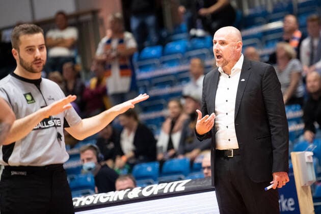 BARMER 2 Basketball Bundesliga ProA Saison 2021 2022 Spieltag 4 am 10 10 2021 Medipolis SC Jena vs Eisbären Bremerhaven right coach Michael Mai Bremerhaven in discussion with the referee, Portrait Sparkassen Arena