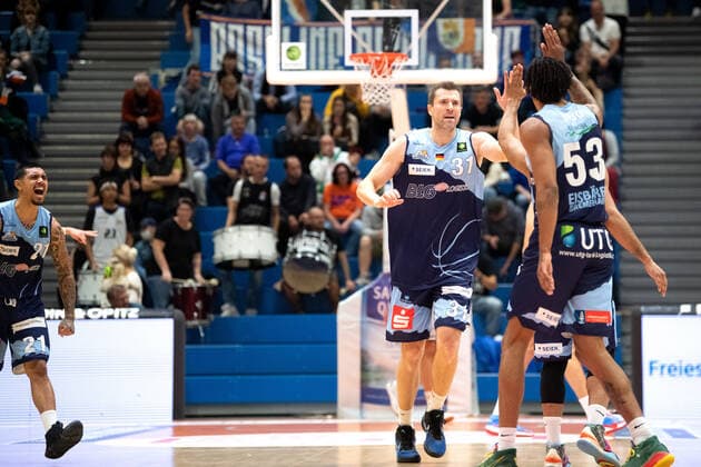 BARMER 2 Basketball Bundesliga ProA Saison 2021 2022 Spieltag 4 am 10 10 2021 Medipolis SC Jena vs Eisbären Bremerhaven Celebrating together v li Ethan Alvano, Robert Oehle and Kevin Yebo, all Bremerhaven Sparkassen Arena