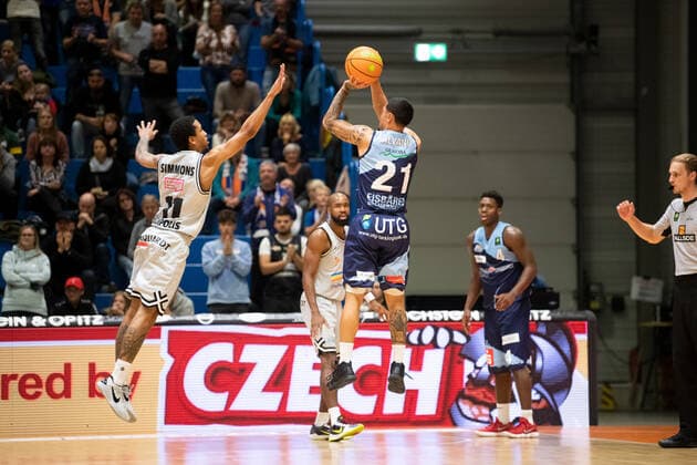 BARMER 2 Basketball Bundesliga ProA Season 2021 2022 Matchday 4 on 10 10 2021 Medipolis SC Jena vs Eisbären Bremerhaven v re at the 3 Ethan Alvano Bremerhaven vs Rayshawn Simmons Jena Sparkassen Arena.