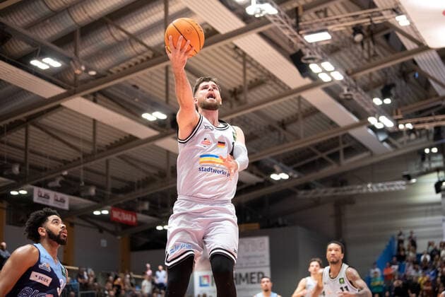 BARMER 2 Basketball Bundesliga ProA Season 2021 2022 Matchday 4 on 10 10 2021 Medipolis SC Jena vs Eisbären Bremerhaven center Julius Wolf Jena at the basket Sparkassen Arena